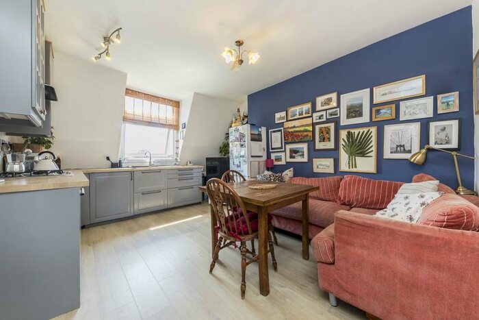 2 Bedroom Flat To Rent In Mill Hill Road, London, W3