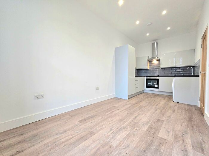 3 Bedroom Flat To Rent In Earls Court Road, London, SW5