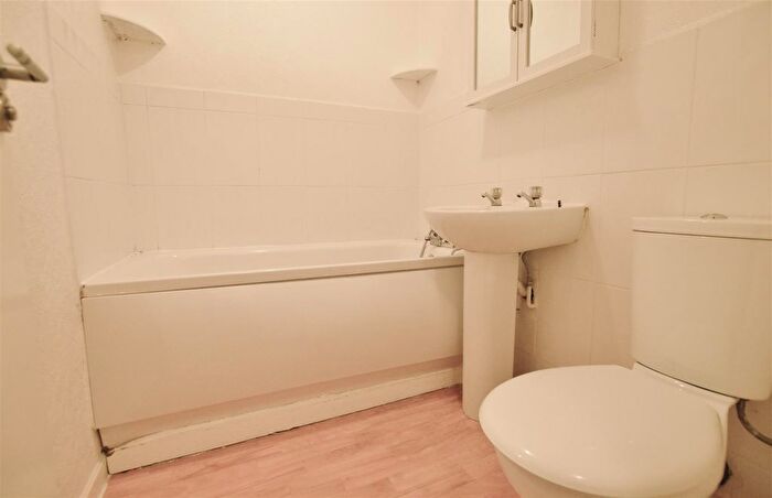 1 Bedroom Flat For Sale In Fotheringay Gardens, Cippenham, Slough, SL1