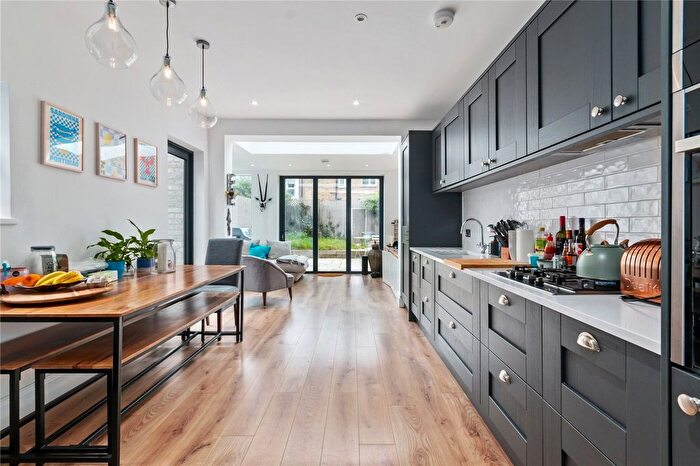 2 Bedroom Flat To Rent In Fountain Road, London, SW17