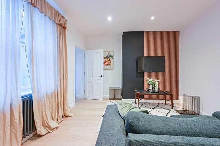 1 Bedroom Flat For Sale In Bow Road, Bow, London, E3