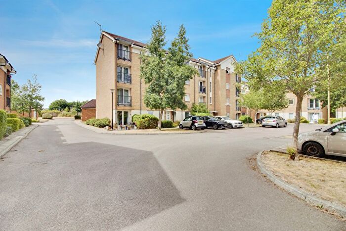 2 Bedroom Flat For Sale In Chequers Field, Welwyn Garden City, AL7