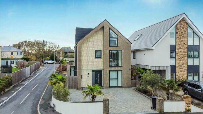 4 Bedroom Detached House To Rent In Sherwood Avenue, Whitecliff, BH14