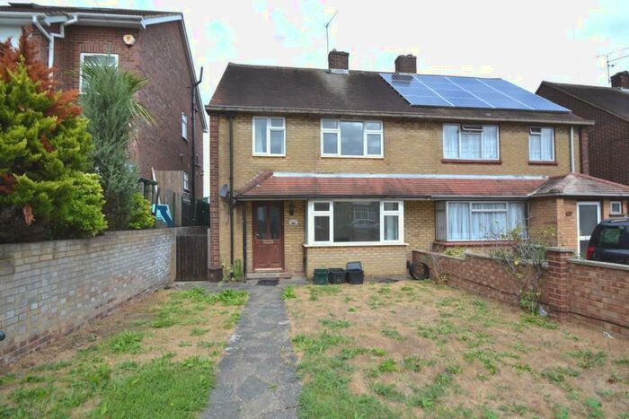 3 Bedroom Detached House To Rent In Old Essex Road, Hoddesdon, Herts, EN11