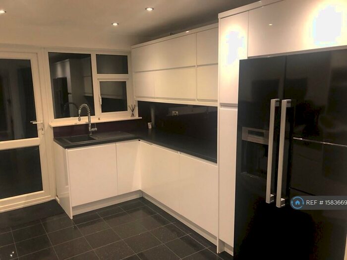 3 Bedroom End Of Terrace House To Rent In Yew Close, Witham, CM8