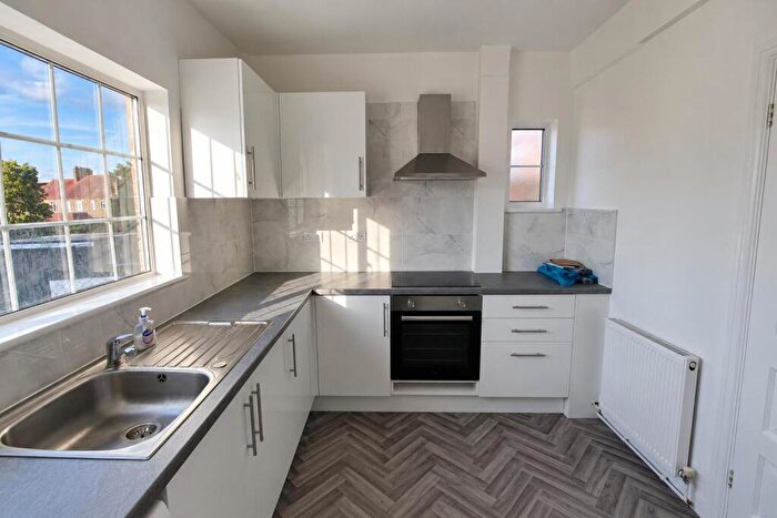 3 Bedroom Maisonette To Rent In Avenue Parade, Ridge Avenue, Winchmore Hill, London, N21