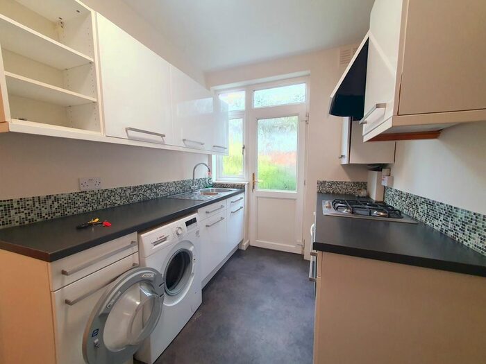 2 Bedroom Maisonette To Rent In Porch Way, London, N20
