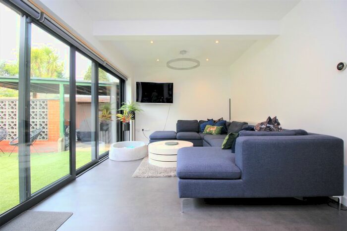 2 Bedroom Detached Bungalow For Sale In Dell Road, Southampton, SO18