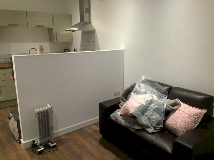 2 Bedroom Flat To Rent In Moorland Road, Leeds, West Yorkshire, LS6