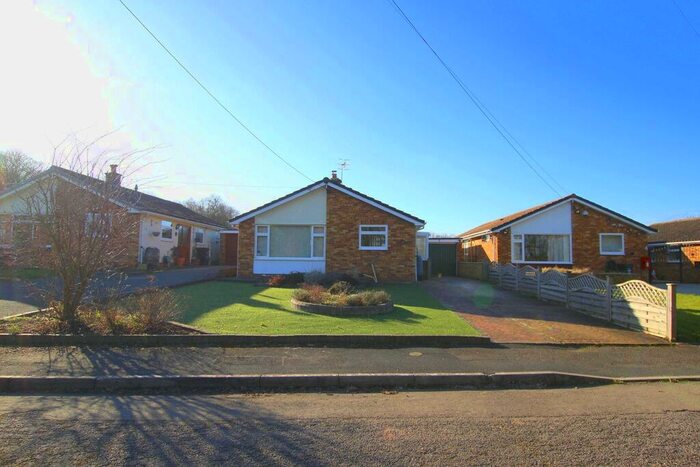 3 Bedroom Bungalow For Sale In Manor Close, Easton-in-gordano, Bristol, BS20