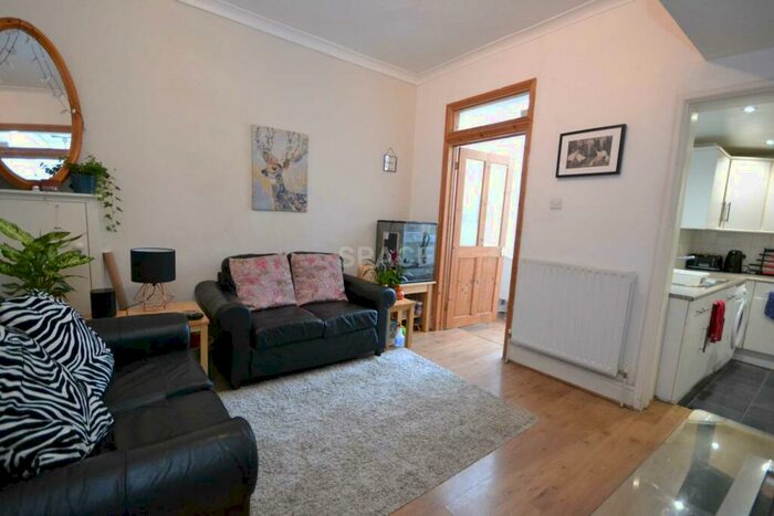4 Bedroom Terraced House To Rent In De Beauvoir Road, University, Reading, RG1