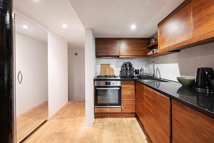 2 Bedroom Flat For Sale In Institute Place, Hackney, London, E8