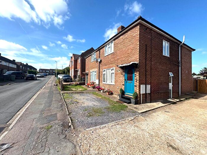 3 Bedroom Semi-Detached House For Sale In Millfield Way, Caddington, LU1