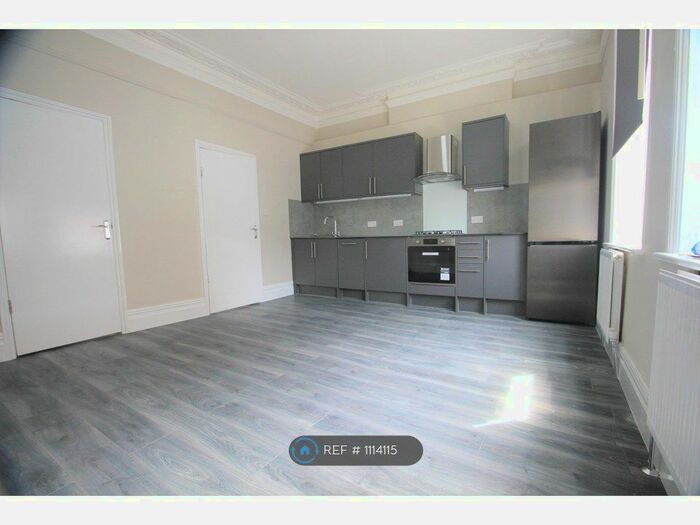 4 Bedroom Flat To Rent In Holbeach Mews, London, SW12