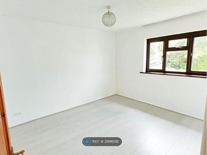 2 Bedroom Flat To Rent In Bookerhill Road, High Wycombe, HP12