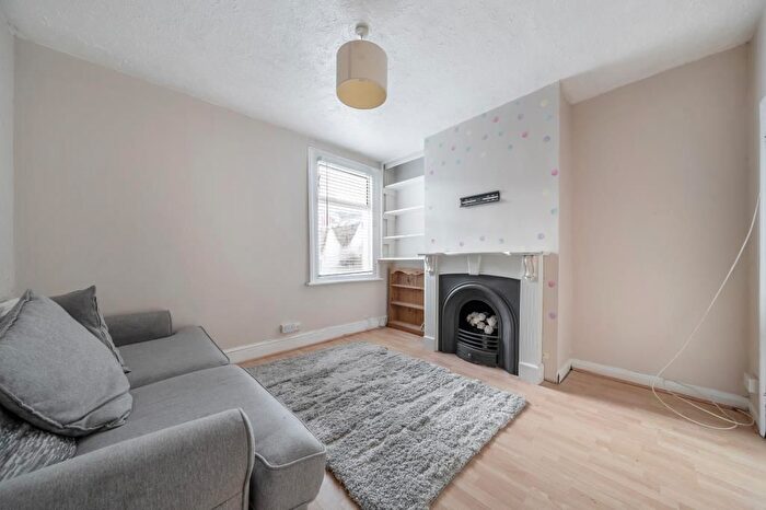 3 Bedroom Terraced House To Rent In Albion Street, Swindon, SN1