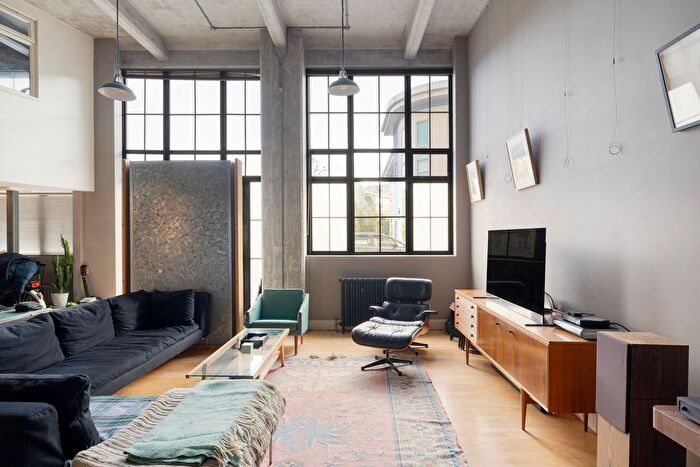 3 Bedroom Flat To Rent In Dehavilland Studios, Clapton, E5