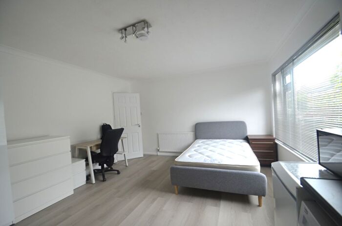 Studio To Rent In Bond Street, Englefield Green, Egham, TW20