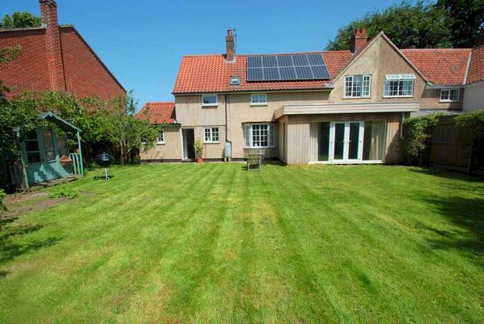 3 Bedroom Semi-Detached House To Rent In Lime Tree Avenue, Norwich, NR7