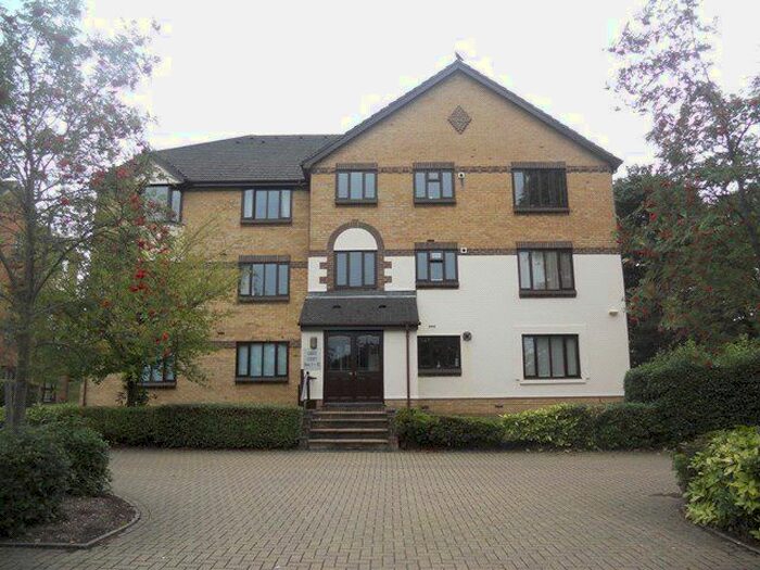 2 Bedroom Flat To Rent In St. Annes Mount, Redhill, Surrey RH1