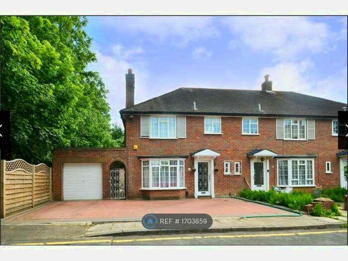 3 Bedroom Semi-Detached House To Rent In The Sigers, Pinner, HA5