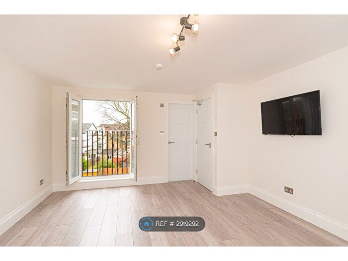 Studio To Rent In Hurlstone Road, London, SE25