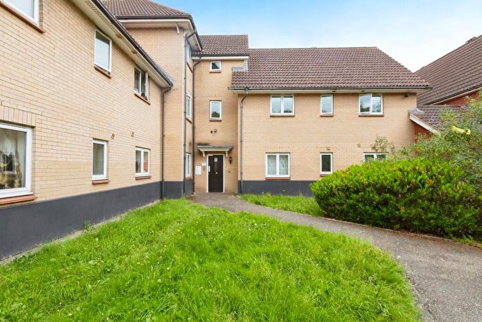 2 Bedroom Flat For Sale In Royal Crescent, Ilford, Essex, IG2