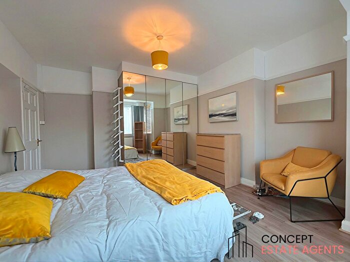 3 Bedroom Flat To Rent In Effort Street, Tooting Broadway, SW17