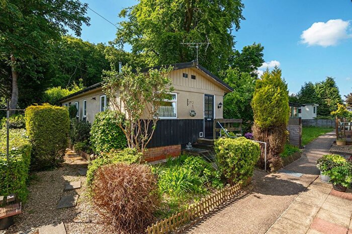 3 Bedroom Mobile/park Home For Sale In Beech Park, Chesham Road, Wigginton, Herts, HP23