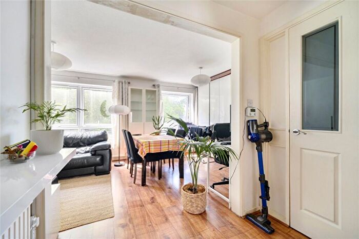 1 Bedroom Apartment For Sale In Lofting Road, London, N1