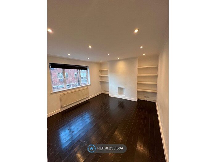 1 Bedroom Flat To Rent In Lyndhurst Court, London, E18