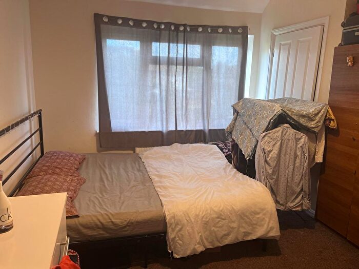 3 Bedroom Semi-Detached House To Rent In Dagenham, RM10