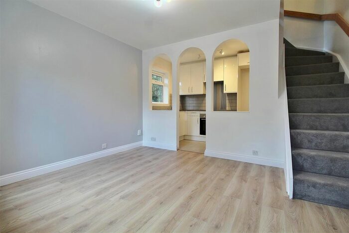 1 Bedroom Flat To Rent In Heather Close, Isleworth, TW7
