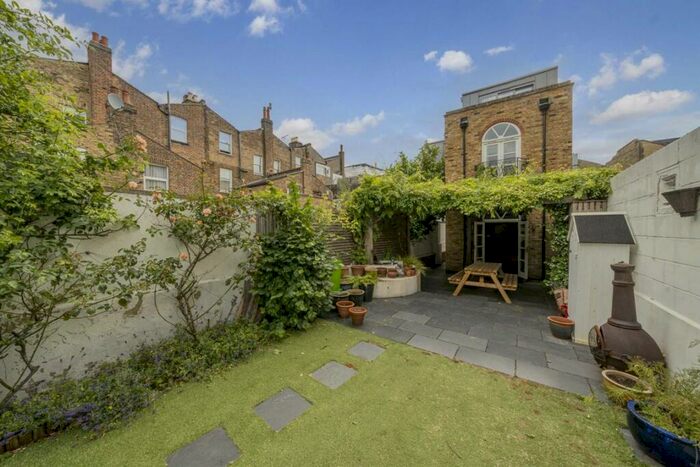 4 Bedroom Flat To Rent In Barbauld Road, Stoke Newington, N16