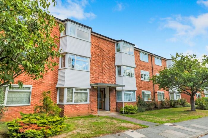 2 Bedroom Flat To Rent In Kingswood Close, Surbiton, KT6