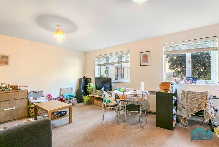 2 Bedroom Flat To Rent In Blackdown Close, East Finchley, London, N2