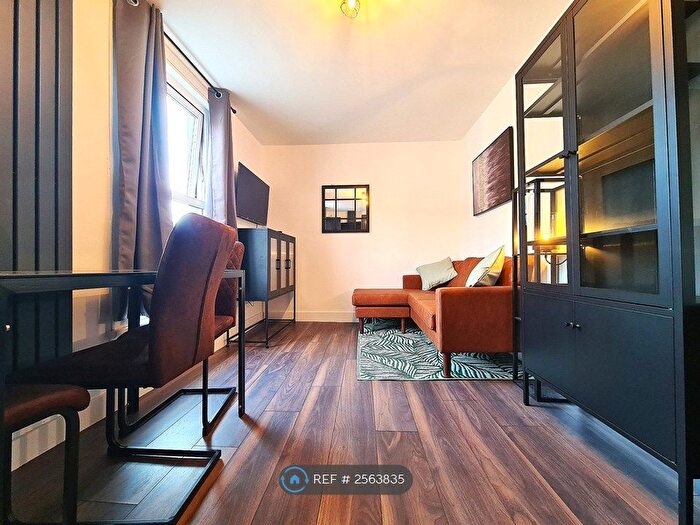 2 Bedroom Flat To Rent In Wimbledon, London, SW20