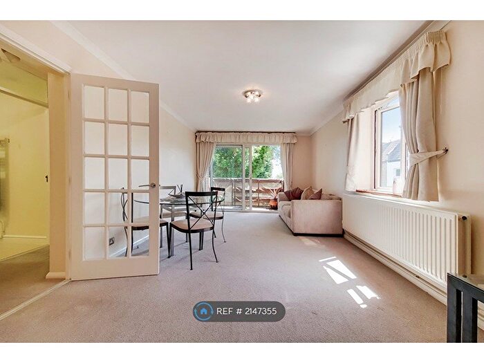 1 Bedroom Flat To Rent In Broadmead Road, Woodford Green, IG8