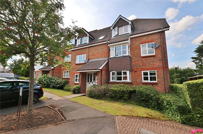 2 Bedroom Flat To Rent In Capstans Wharf, Woking, Surrey, GU21