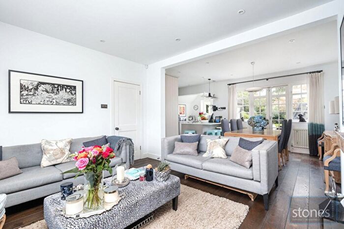 3 Bedroom Semi-Detached House To Rent In Midholm, London, NW11