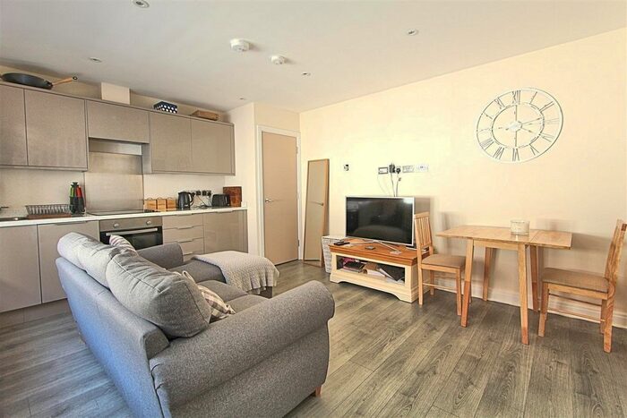 1 Bedroom Detached House To Rent In Station Approach, West Byfleet, Surrey, KT14