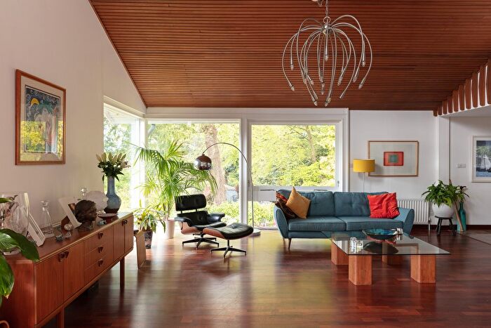 6 Bedroom Detached House For Sale In Wykeham Close, Southampton, Hampshire, SO16