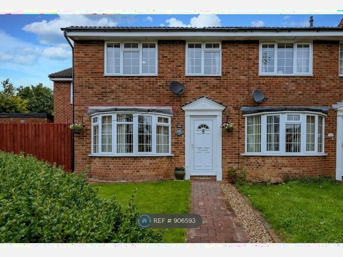 4 Bedroom Semi-Detached House To Rent In Coxwell Close, Buckingham, MK18