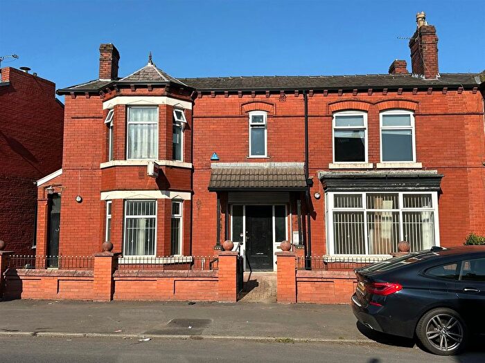 Terraced House To Rent In Droylsden Road, Newton Heath, Manchester, M40
