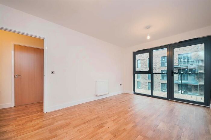 2 Bedroom Flat To Rent In Hythe House, London, N4