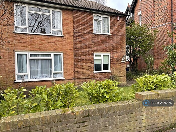 2 Bedroom Maisonette To Rent In Holmdene, London, N12