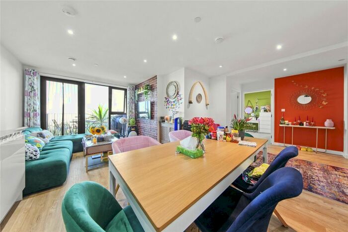 2 Bedroom Flat To Rent In Lakeside Drive, London, NW10