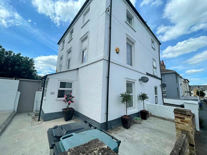 4 Bedroom Semi Detached House For Sale In Albion Road, Gravesend, Kent, DA12