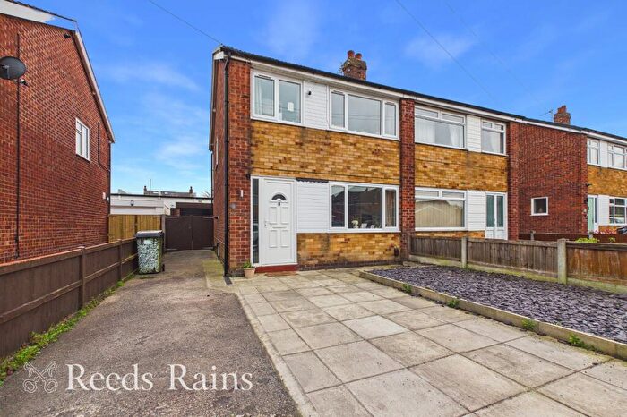 3 Bedroom Semi Detached House For Sale In Mellor Road, Leyland, Lancashire, PR25