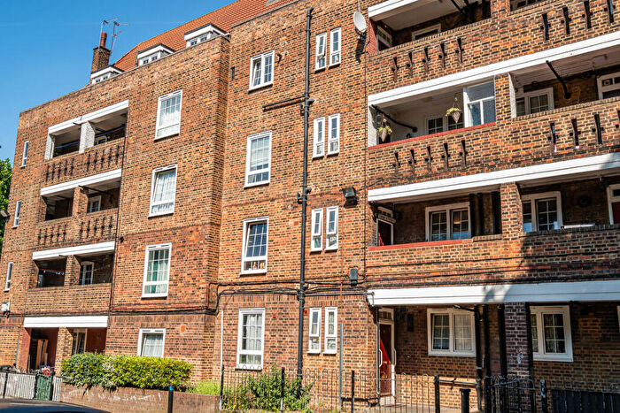 2 Bedroom Apartment For Sale In Peckham Road, London, SE5